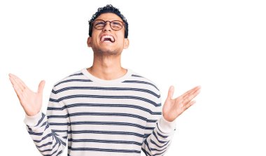 Gündelik kıyafetler giyen, gözlüklü, deli gibi bağıran, agresif ifade ve kollarla bağıran Latin asıllı yakışıklı bir genç. hüsran kavramı. 