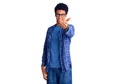 Sıradan kıyafetler ve gözlük takan genç Afro-Amerikalı adam dostça bir selamlama ve hoş geldin hediyesi olarak gülümsüyor. başarılı iş. 