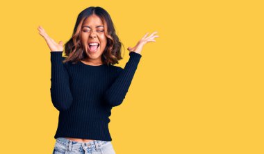 Genç, güzel, melez bir kadın gündelik giysiler giyip başarının çılgınlığını kutluyor. Kollarını kaldırmış, gözlerini kapatmış heyecanlı çığlıklar atıyor. Kazanan konsept 