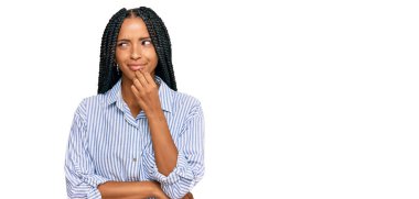 Güzel İspanyol kadın gündelik kıyafetler giyip gergin görünüyor ve elleri ağızdan tırnak yiyor. anksiyete. 