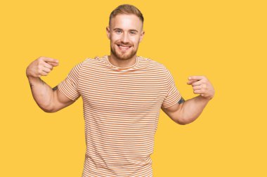 Genç İrlandalı sıradan kıyafetler giyen, kendine güvenen, yüzünde gülümseme olan, kendini gururlu ve mutlu gösteren bir adam.. 