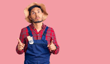 Yakışıklı Latin Amerikalı üniformalı genç adam üzgün ve üzgün görünüyor, parmaklarıyla yönü gösteriyor, mutsuz ve depresif.. 