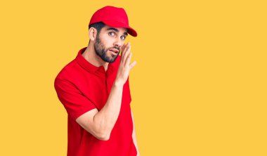 Sakallı, teslimat üniforması giyen genç yakışıklı adam gizli dedikodular söylüyor, kötü niyetli konuşmalar fısıldıyor. 