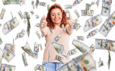 Gündelik kıyafetler giyen ve Diadem 'i onaylayan genç Latin bir kadın elleriyle olumlu bir jest yapıyor, gülümsüyor ve başarı için seviniyor. kazanan jest.