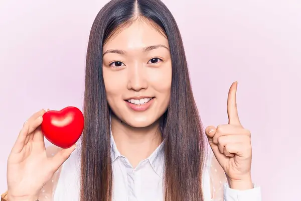 Jonge Mooie Chinese Vrouw Met Rood Hart Glimlachend Met Een — Stockfoto