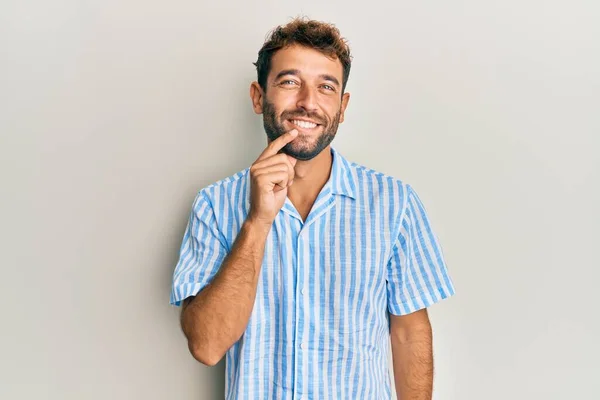 Knappe Man Met Baard Casual Shirt Glimlachend Zelfverzekerd Kijkend Naar — Stockfoto