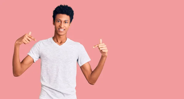 Joven Hombre Afroamericano Vistiendo Camiseta Blanca Casual Mirando Confiado Con —  Fotos de Stock