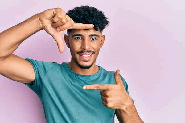 Junger Arabischer Gutaussehender Mann Lässiger Kleidung Der Lächelnd Mit Händen — Stockfoto