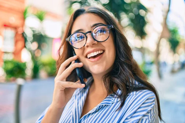 Junge Hispanische Geschäftsfrau Lächelt Fröhlich Auf Dem Smartphone Der Stadt — Stockfoto
