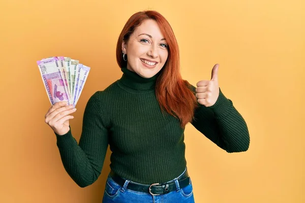 Güzel Kızıl Saçlı Kadın Elinde Hint Banknotları Tutuyor Mutlu Pozitif — Stok fotoğraf