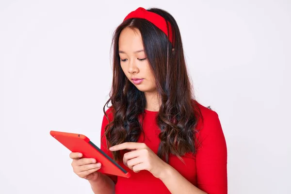 Jovem Menina Chinesa Bonita Segurando Touchpad Pensando Atitude Expressão Sóbria — Fotografia de Stock