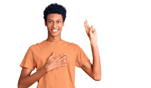 Jovem Afro Americano Vestindo Roupas Casuais Sorrindo Jurando Com Mão — Fotografia de Stock