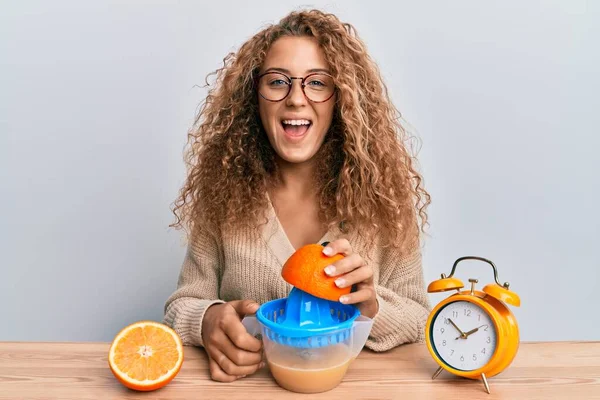 Bella Ragazza Adolescente Caucasica Che Succo Arancia Colazione Sorridendo Ridendo — Foto Stock