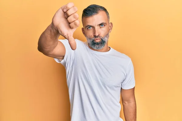 Homem Bonito Meia Idade Vestindo Camisa Branca Casual Olhando Infeliz — Fotografia de Stock