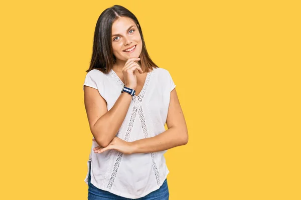 Mujer Caucásica Joven Con Ropa Casual Mirando Con Confianza Cámara — Foto de Stock