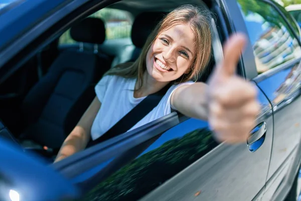 Junge Schöne Blonde Frau Lächelt Glücklich Mit Erhobenem Daumen Zeichen — Stockfoto