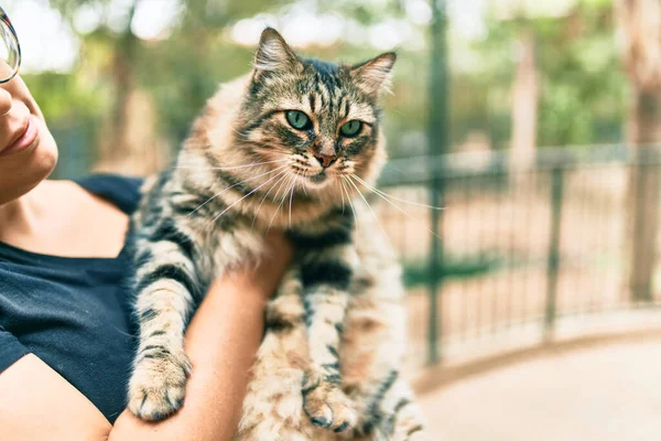 Mulher Segurando Gato Adorável Parque — Fotografia de Stock