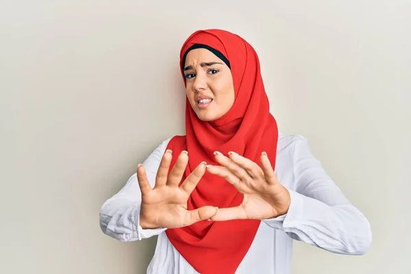 Jovem Bela Menina Hispânica Vestindo Tradicional Lenço Islâmico Hijab Com — Fotografia de Stock