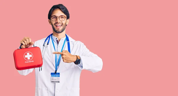 Hombre Hispano Guapo Con Abrigo Médico Sosteniendo Botiquín Primeros Auxilios —  Fotos de Stock