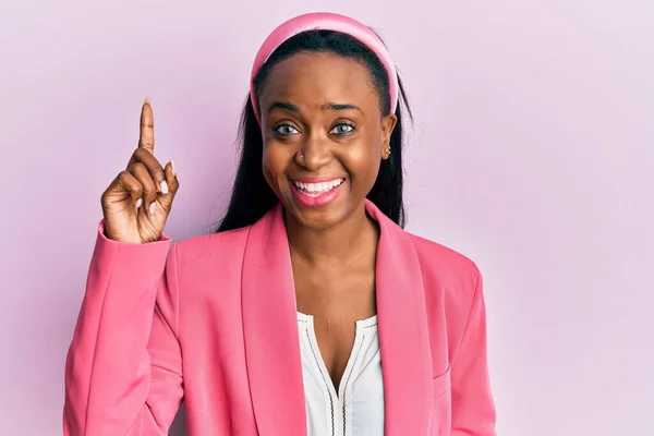 年轻的非洲女人穿着商务夹克 指指点点地提出了一个成功的想法 又兴奋又快乐第一大 — 图库照片