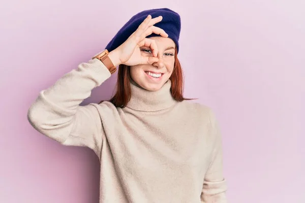 Fransız Şapkalı Genç Kızıl Kız Gülümsüyor Mutlu Görünüyor Pençe Divan — Stok fotoğraf