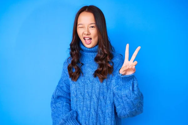 Menina Chinesa Bonita Nova Vestindo Camisola Inverno Casual Sorrindo Com — Fotografia de Stock