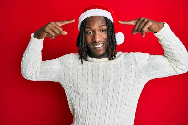 Africano Americano Com Tranças Vestindo Chapéu Natal Sorrindo Apontando Para — Fotografia de Stock