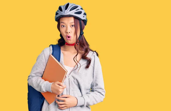 Menina Chinesa Bonita Nova Usando Mochila Estudantil Capacete Bicicleta Segurando — Fotografia de Stock