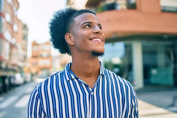 Νεαρός Αφροαμερικάνος Χαμογελάει Ευτυχισμένος Περπατώντας Στην Πόλη — Φωτογραφία Αρχείου