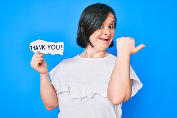 Brunette Woman Syndrome Holding Thank You Paper Pointing Thumb Side — ストック写真