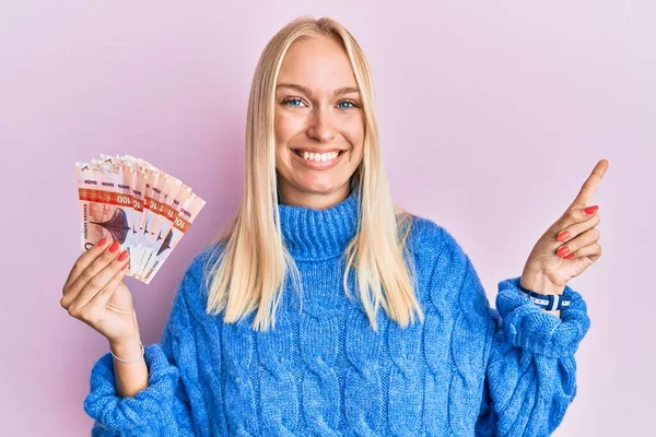 Elinde 100 Norveçli Banknot Tutan Genç Sarışın Kız Mutlu Bir — Stok fotoğraf