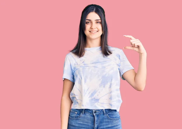 Jong Mooi Meisje Draagt Casual Shirt Glimlachend Zelfverzekerd Gebaar Met — Stockfoto