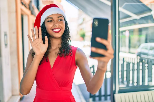 Jovem Afro Americana Vestindo Chapéu Natal Fazendo Videochamada Usando Smartphone — Fotografia de Stock