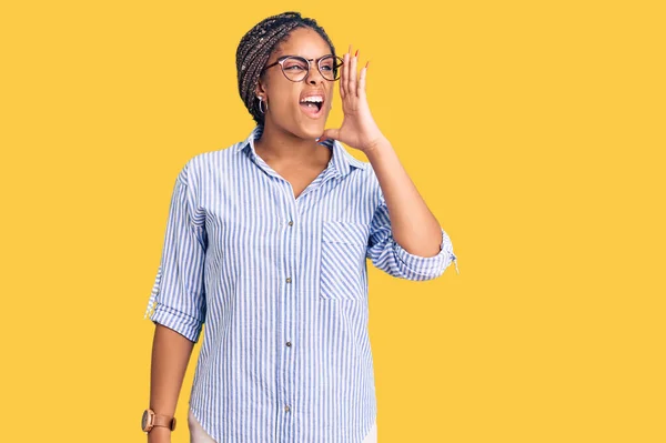 Молода Афро Американська Жінка Плечима Повсякденному Одязі Окуляри Кричать Кричать — стокове фото