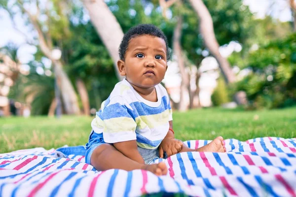 Förtjusande Afrikansk Amerikansk Knubbig Småbarn Sitter Gräset Parken — Stockfoto