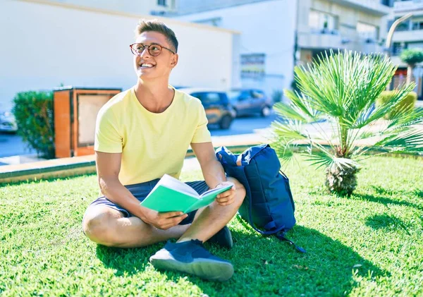 Ung Latinamerikansk Student Läser Bok Sittande Gräset Universitetsområdet — Stockfoto