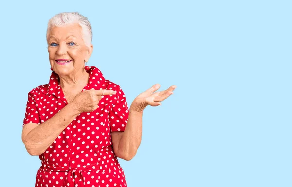 Mulher Bonita Sênior Com Olhos Azuis Cabelos Grisalhos Vestindo Vestido — Fotografia de Stock