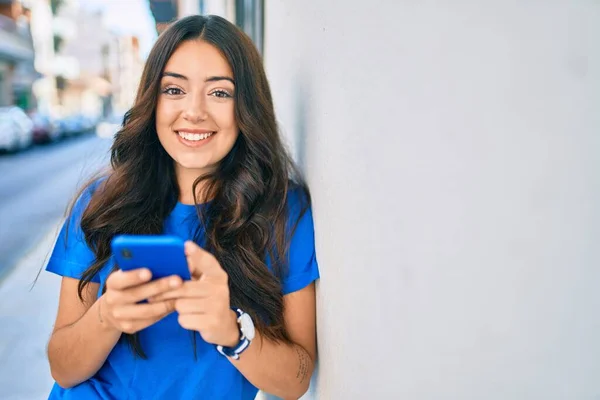 Jovem Hispânica Sorrindo Feliz Usando Smartphone Cidade — Fotografia de Stock