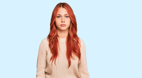 Kış Süveteri Giyen Genç Kızıl Saçlı Kadın Yüzünde Ciddi Bir — Stok fotoğraf