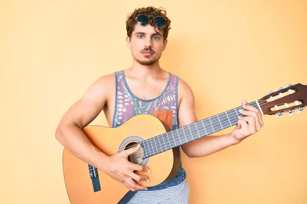 Pemuda Kaukasia Dengan Rambut Keriting Bermain Gitar Klasik Santai Dengan — Stok Foto