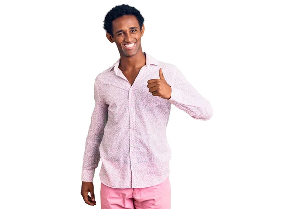 Hombre Guapo Africano Con Camisa Rosa Casual Haciendo Gesto Pulgares —  Fotos de Stock