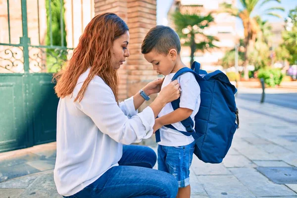 ラテン語の母置くアップバックパック彼女の学生息子でザ — ストック写真