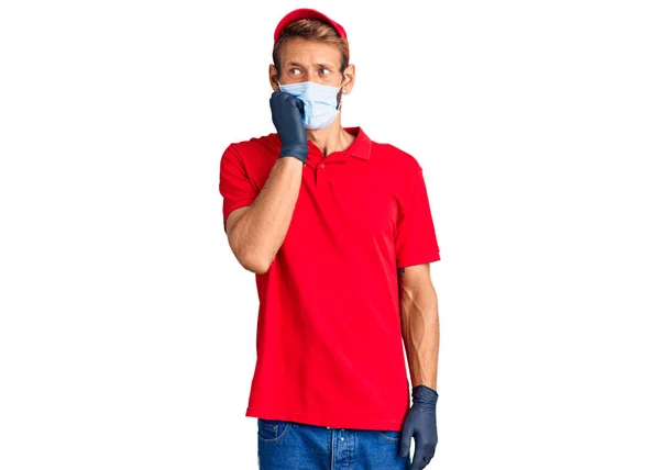 Bonito Loiro Com Barba Vestindo Uniforme Entrega Máscara Médica Parecendo — Fotografia de Stock