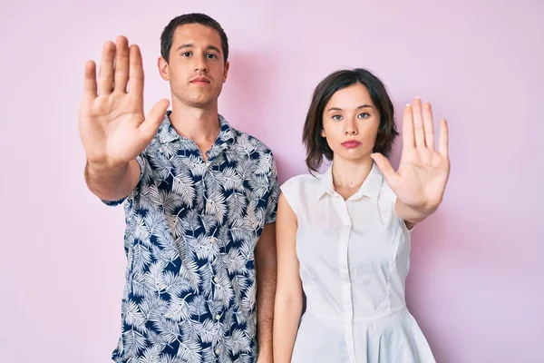 Belo Casal Vestindo Roupas Casuais Fazendo Parar Cantar Com Palma — Fotografia de Stock