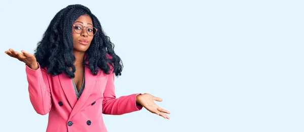Vacker Afrikansk Amerikansk Kvinna Bär Business Jacka Och Glasögon Utan — Stockfoto