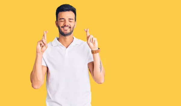 Junger Gut Aussehender Hispanischer Mann Lässiger Kleidung Gestikuliert Mit Erhobenem — Stockfoto