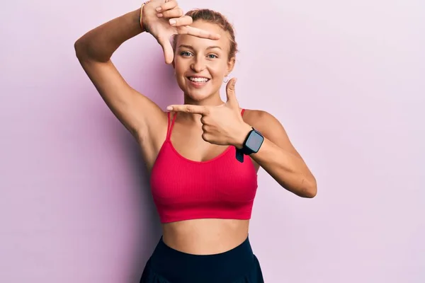 Mooie Blanke Vrouw Draagt Sportkleding Glimlachend Makend Frame Met Handen — Stockfoto