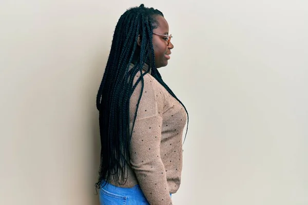 Jeune Femme Noire Avec Des Tresses Portant Des Vêtements Décontractés — Photo