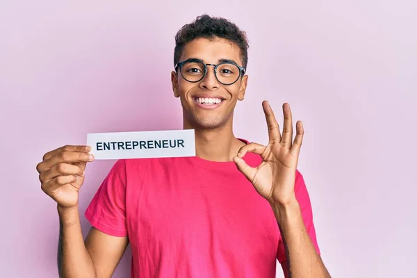 Ung Vacker Afrikansk Amerikansk Man Håller Entreprenör Papper Gör Tecken — Stockfoto