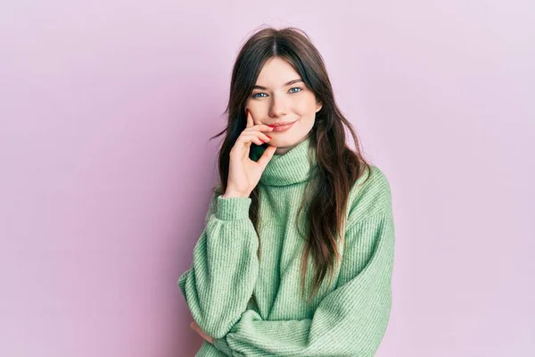 Giovane Bella Ragazza Caucasica Indossa Maglione Lana Sorridente Guardando Fiducioso — Foto Stock